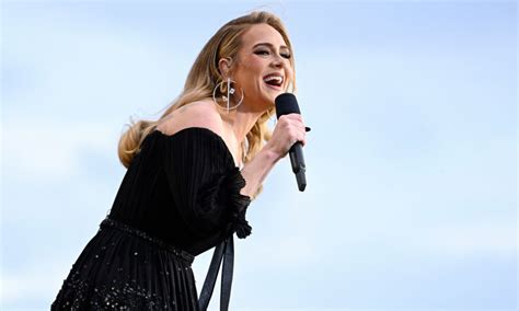 Adele em Concerto de Natal: Uma Jornada Musical e Festiva Inesquecível!