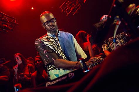 Black Coffee & Fashion: Uma Noite de Ritmos e Elegância com o DJ Sul-Africano!