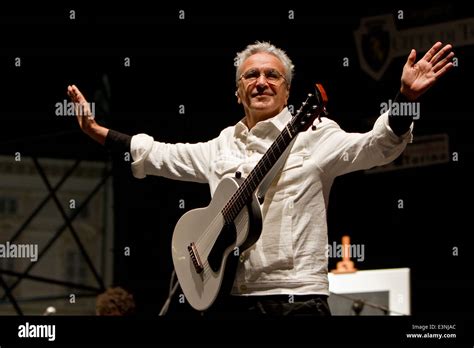 Caetano Veloso's Acoustic Surprise Concert: An Intimate Encounter with Brazilian Music Royalty!