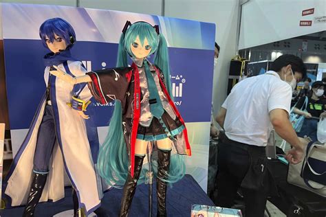 Miku Hatsune Cosplay Extravaganza: Celebrando a Ícone Virtual do Japão com uma Sinfonia de Criatividade e Música!